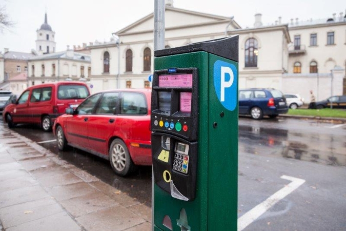 Vilniuje jau įrengta 20 bilietų automatų, naudojančių saulės energiją