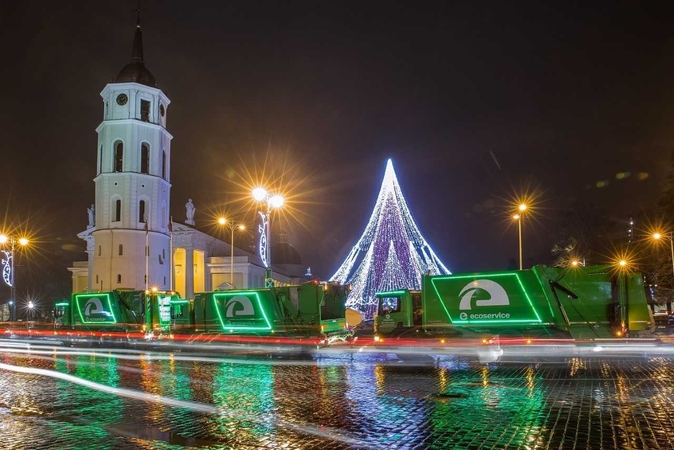 Papuoštos šiukšliavežės – raginimas atsakingai ruoštis Kalėdoms
