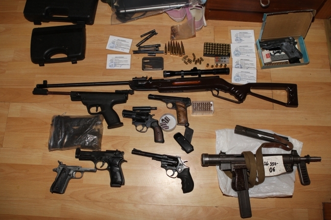 Šiaulių policija per kratas rado 3 tūkst. šovinių ir 16 ginklų