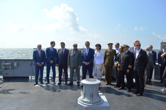 Vainikų nuleidimo į vandenį ceremonijoje dalyvavo ir A. Butkevičius