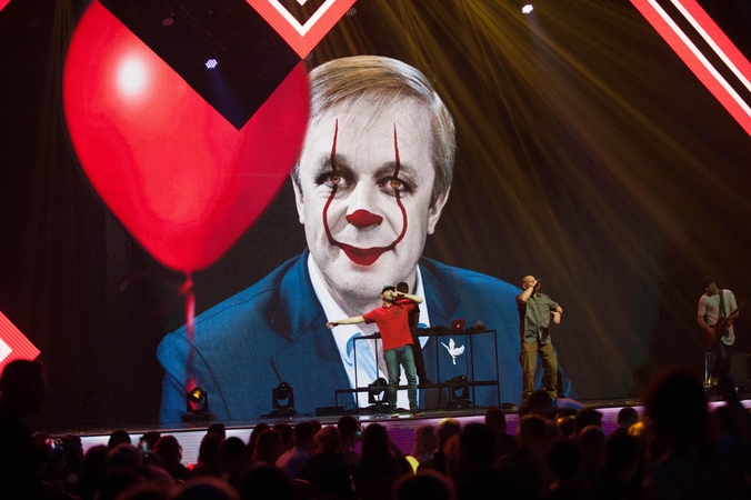 Scenoje klounu tapęs R. Karbauskis: ima atrodyti, jog patyčios – normalu