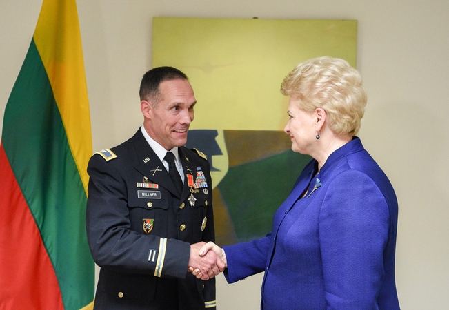 D. Grybauskaitė apdovanojo Lietuvai nusipelniusius Pentagono pareigūnus