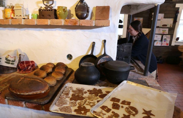 Vaikai mokėsi kepti kalėdinę duoną