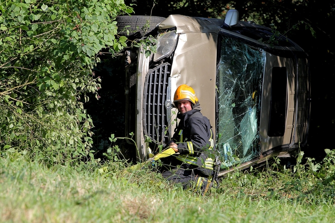 Šilainiuose nuo skardžio nulėkė automobilis