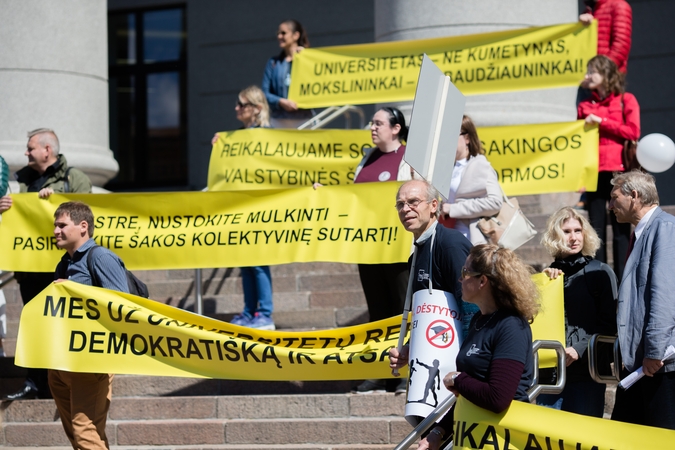 Po Seimo langais – mitingas dėl universitetų reformos