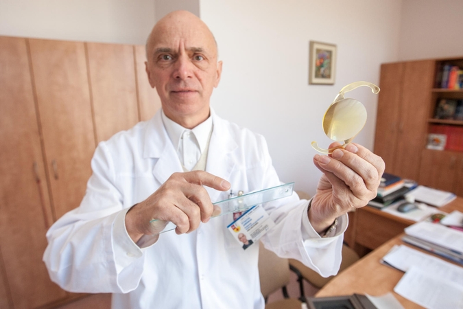 Akių lęšiukų epopėja, arba pusantrų metų tamsos