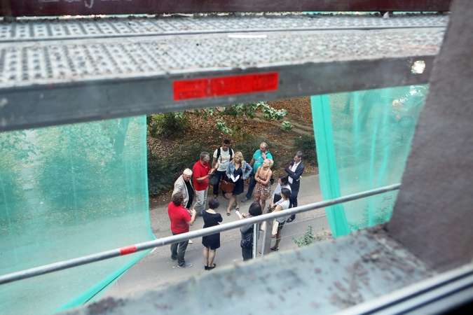 Prie Kretingos gatvės 11 ir 15 daugiabučių namų rinkosi specialistai ir miesto valdžios atstovai.