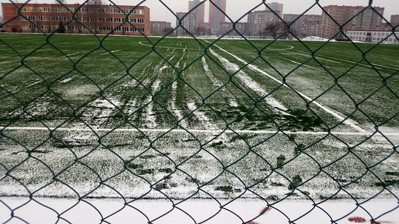 Defektai: "Pajūrio" progimnazijos futbolo aikštė vis dar nelygi.