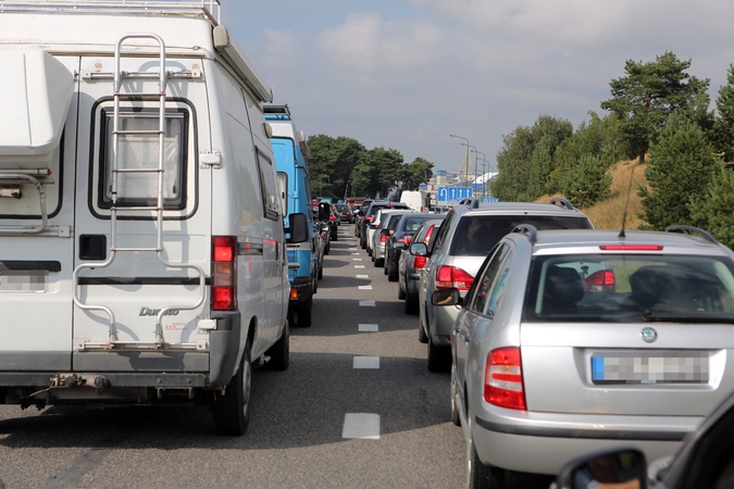 Iš pajūrio grįžtantys poilsiautojai įstrigo spūstyse