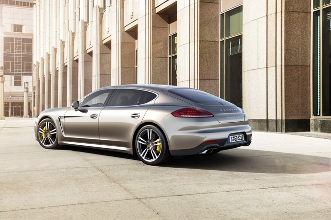 „Porsche Panamera“ gama pasipildė greičiausiu ir galingiausiu modeliu „Turbo S“
