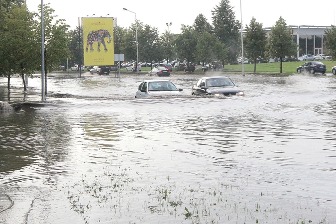 Potvynis Kaune skaudžiai smogė automobiliams
