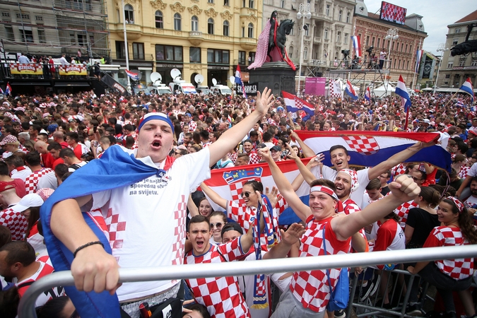 Zagrebe dešimtys tūkstančių žmonių pasveikino sugrįžusią futbolo rinktinę