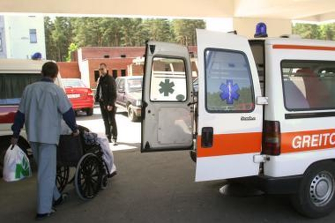 Lipo iš autobuso, pargriuvo ir mirė