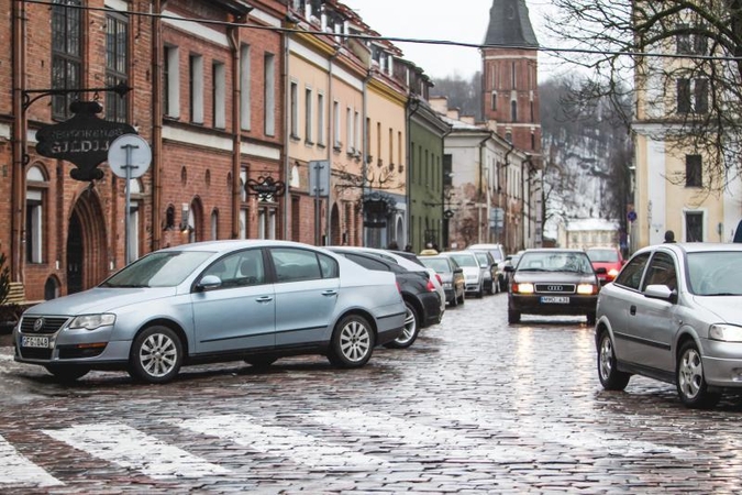 Naujų lengvųjų automobilių rinka kovą smuktelėjo
