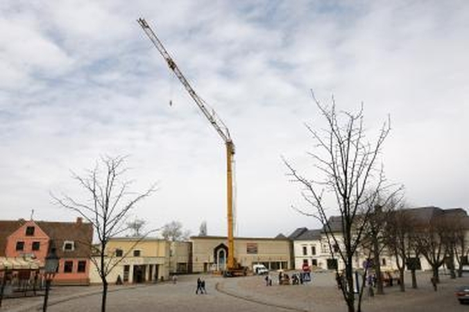 Teatro aikštėje įstrigo kranas
