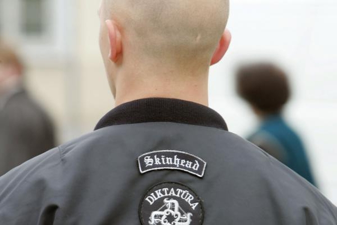 Šiauliuose neapykantą kurstančiais tekstais apklijuotas memorialas sovietų kariams