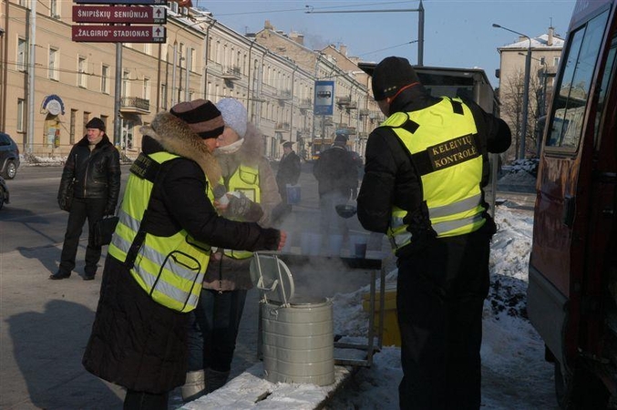 Vilniuje kontrolieriai arbata vaišins viešojo transporto keleivius