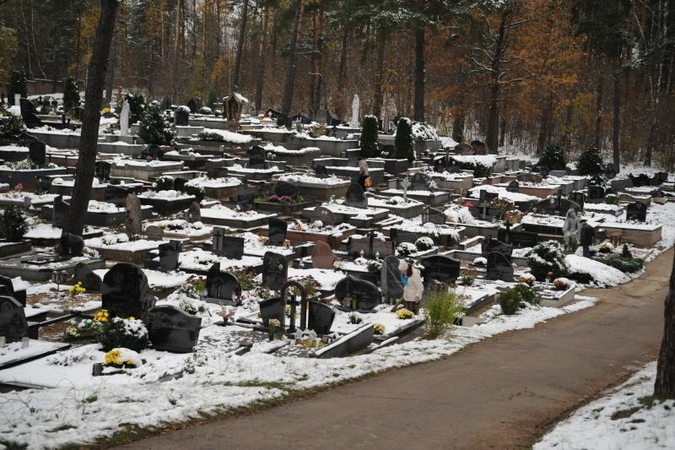 700 žmonių palaidojęs duobkasys: žmonės gerbia mirtį