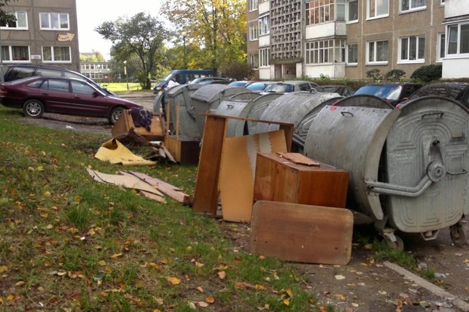 Komunalinės atliekos kaupiamos už konteinerių