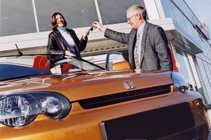 Naujų automobilių spalį įregistruota trečdaliu mažiau