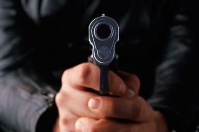 Konfliktus sprendė su peiliu ir pistoletu rankose