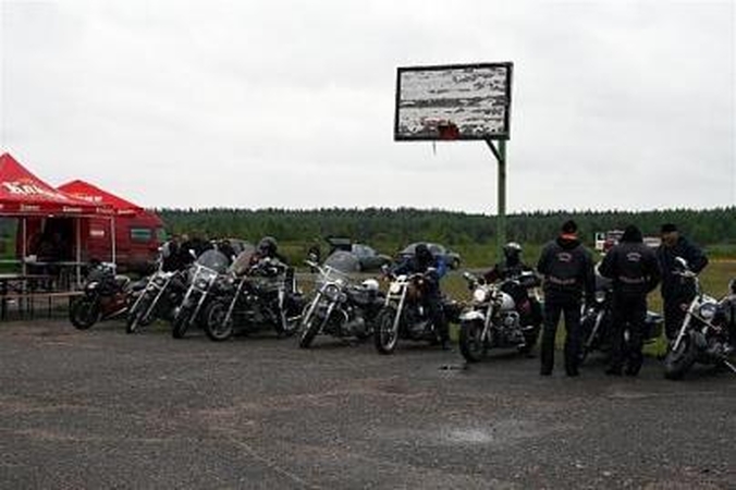 Motociklininkų iš prospekto dar neveja
