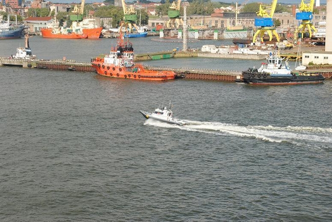 Pasieniečiai gelbėjo jachta ant seklumos užplaukusius pramogautojus 