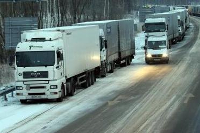 Vilniaus rajone susidūrus keturiems vilkikams nukentėjo žmonės