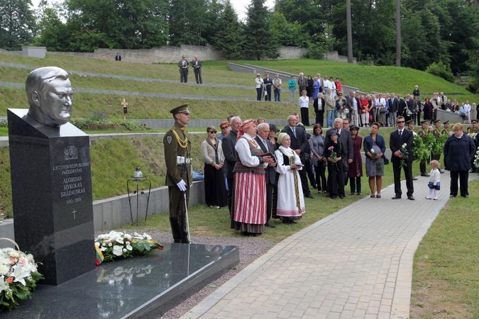 Antakalnio kapinėse - šalies vadovų kapų alėja