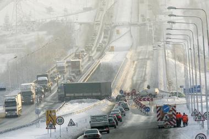 Lūžęs tiltas apnuogino kelininkų problemas