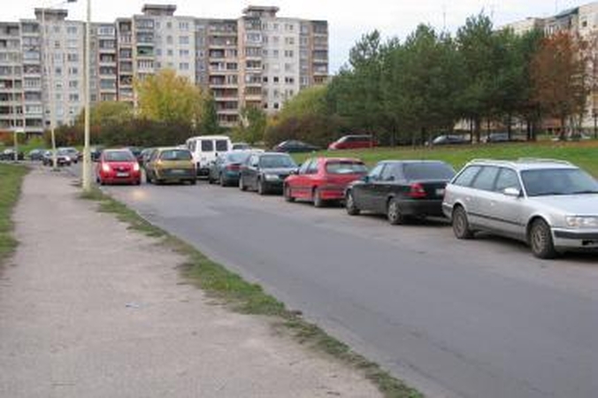 Kieme vietos nėra - automobilį statau gatvėje