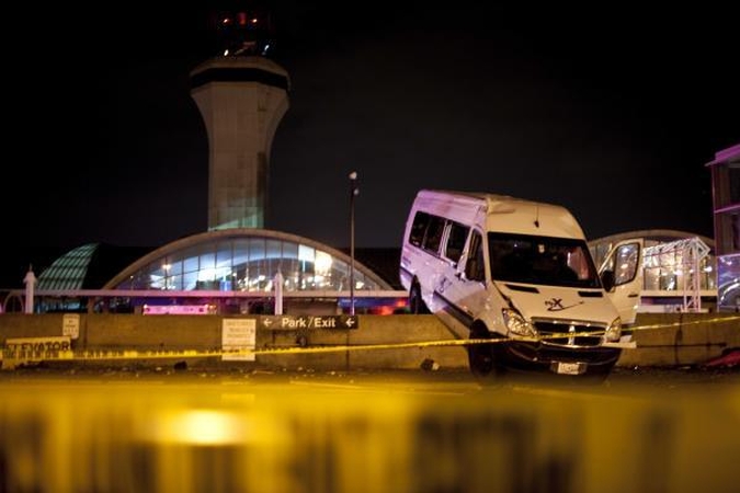 JAV uždarytas tornado nuniokotas oro uostas, keli namai sugriauti