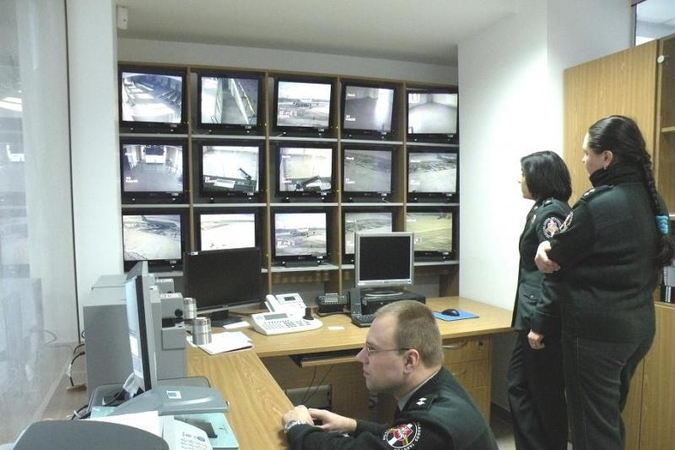 Į darbą oro uoste vyras nešėsi butelį naminės degtinės
