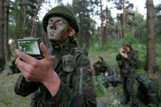 Keli šimtai Vilniaus moksleivių kelias savaites praleis stovykloje su kariais