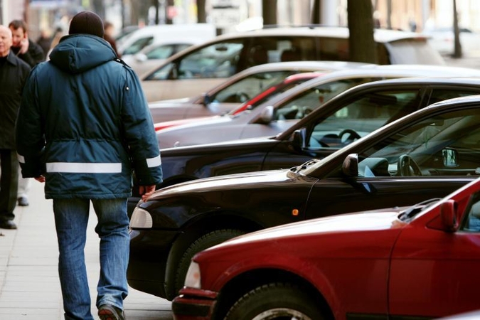 Policija tikrins, kaip statomi automobiliai