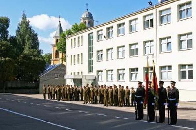 Dar aštuoni kariūnai tiriami dėl pandeminio gripo
