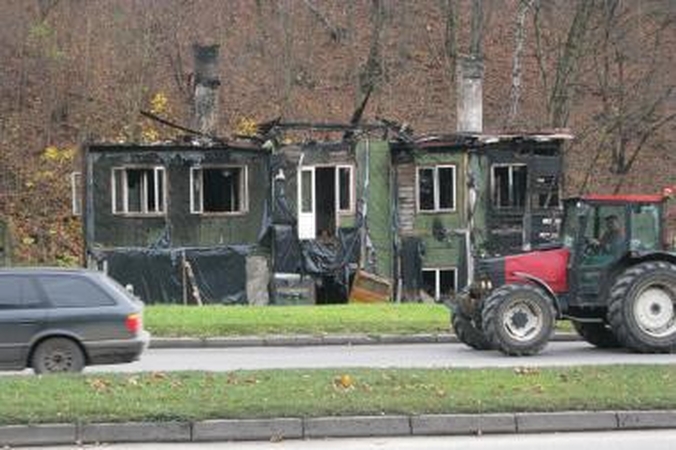 Sudegęs namas paliktas likimo valiai
