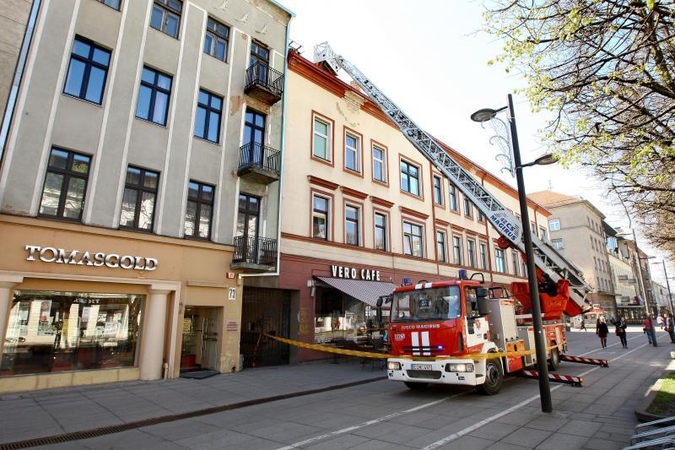 Laisvės alėjoje ugniagesiai išgelbėjo ant stogo užstrigusį katiną