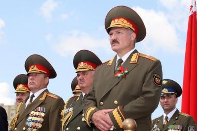 Informacinis karas su Rusija kelia A.Lukašenkos reitingus