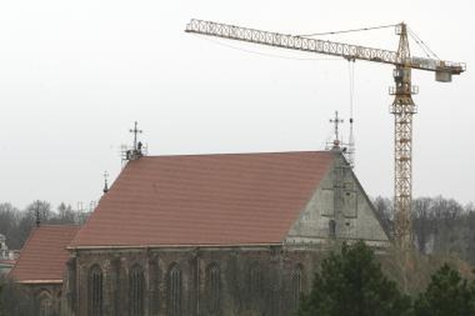 Šv.Jurgio Kankinio bažnyčia pasipuošė įspūdingu kryžiumi
