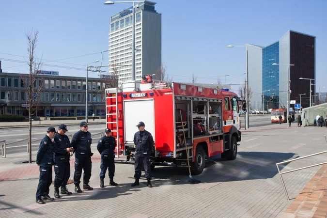 Ugniagesiai: už žolės deginimą skiriamos baudos nuo 50 iki 1000 Lt