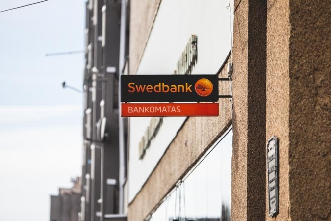 Po gandų atakos – „Swedbank“ bankomatų šturmas