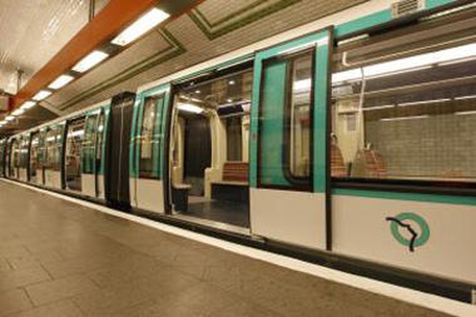Raganos skrybėlė Londone sustabdė keturis metro traukinius