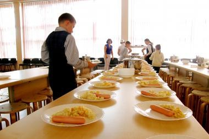 Mokyklose maitinimas organizuojamas pažeidžiant įstatymus