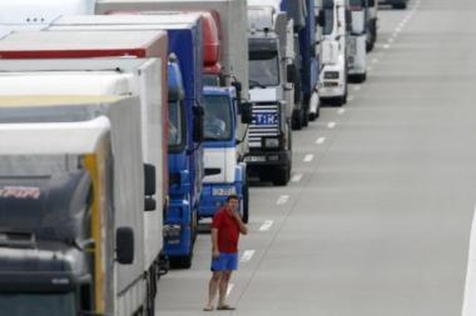 Karštis: sunkvežimių eiles pasienyje augina ir neįprastai dideli karščiai, dėl kurių įvairiose šalyse ribojamas sunkvežimių eismas.