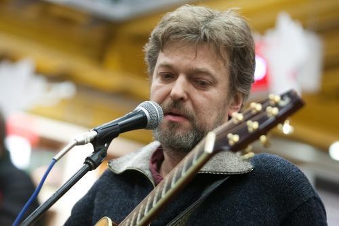 G.Storpirštis priglaudė V.Kernagio gitarą