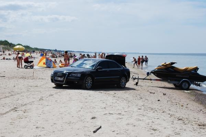 Požiūris: poilsiautojus papiktino automobilio "Audi" vairuotojas, kuris į paplūdimį atvyko, nepaisydamas žmonių srauto.
