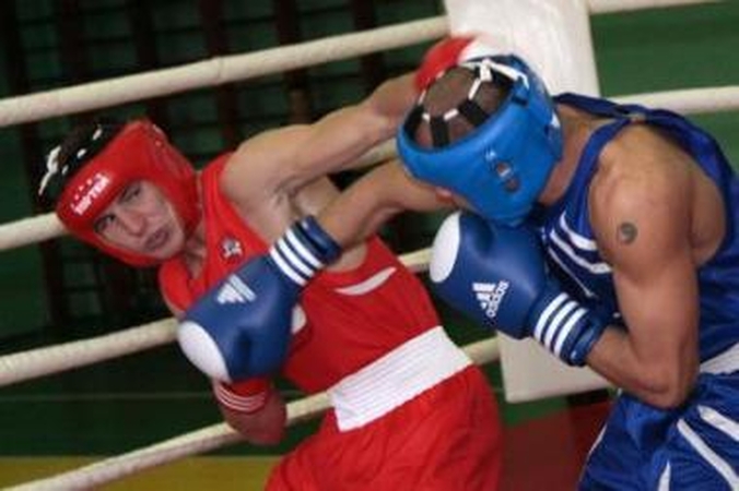 Barjerai: olimpietis E.Kavaliauskas (kairėje) pusfinalyje pralaimėjo tituluotam baltarusiui V.Safariantsui, kurį finale įveikė Lietuvos čempionas D.Kliučakas.