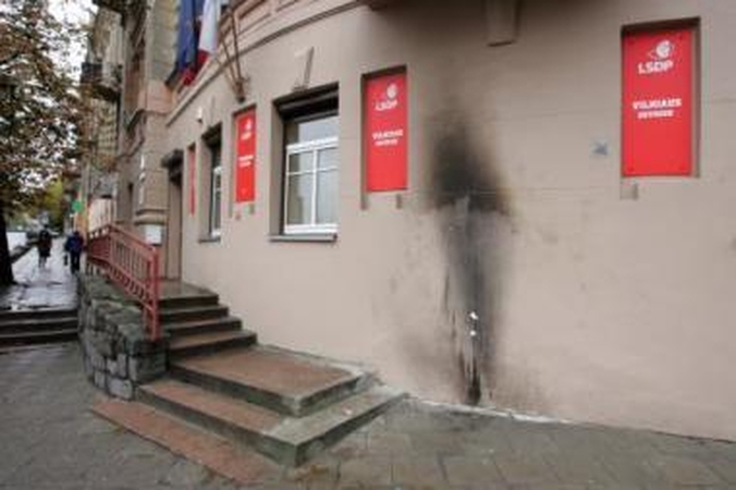 Įspėjimas: po išpuolio partijos būstinės siena tik aprūko.