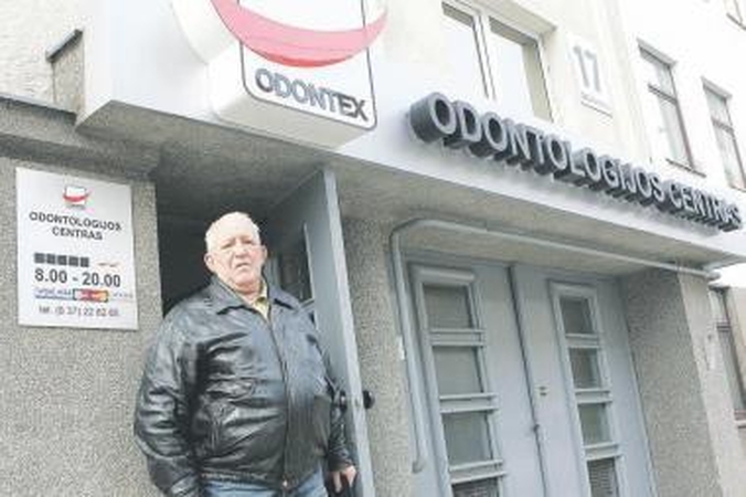 Paieškos: A.Markevičius apėjo daugybę odontologijos klinikų, kol pagaliau rado tokią, už kurios paslaugas vargais negalais galės susimokėti.
